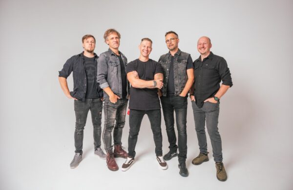 Fööniks goes acoustic